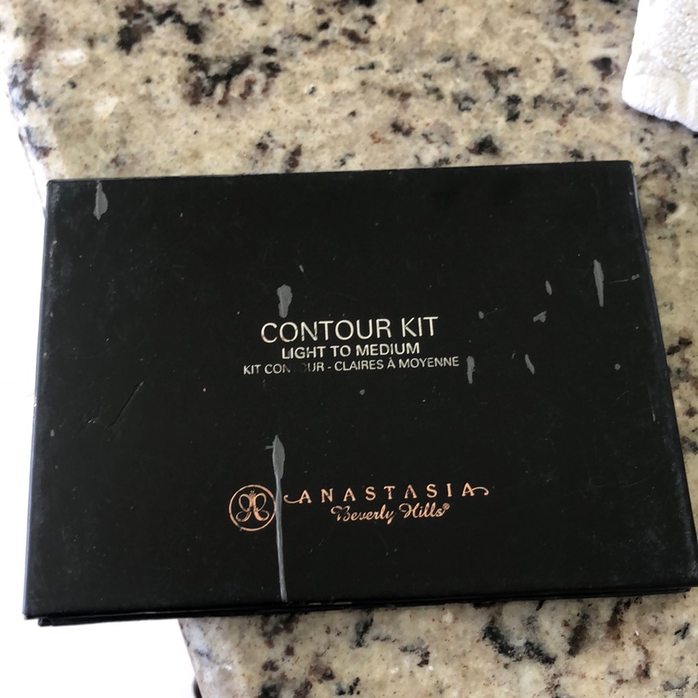 Anastasia Beverly Hills contour kit light- medium